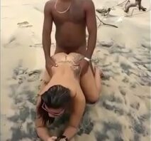 Putas gostosa fazendo sexo durante o dia no meio da praia