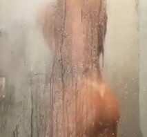 Sarah caus pelada mostrando a buceta durante banho