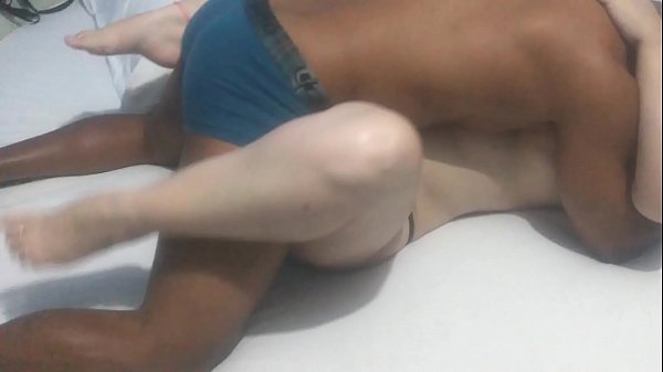 Mulher fazendo sexo com vários homens