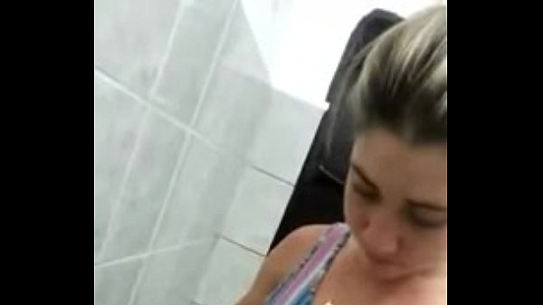 Negão comendo a mulher na academia