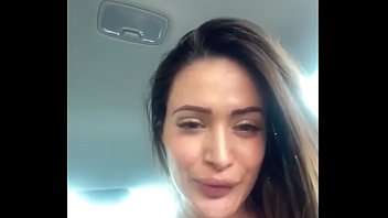 Video porno rasgado com Sara Jay se contorcendo toda