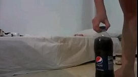Novinha sentando na garrafa de Pepsi